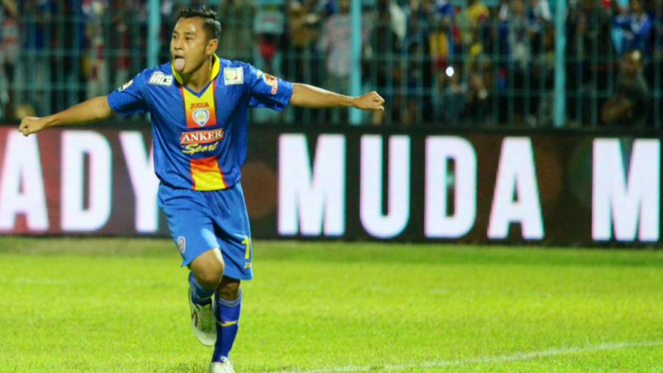Selebrasi Samsul Arif usai mencetak gol Arema saat berhadapan dengan Persipura Jayapura dalam laga 8 Besar ISL 2014 di Stadion Kanjuruhan, Malang pada 12 Oktober 2014.